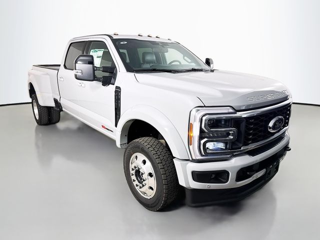 2026 Ford F-450 Super Duty Platinum's photo