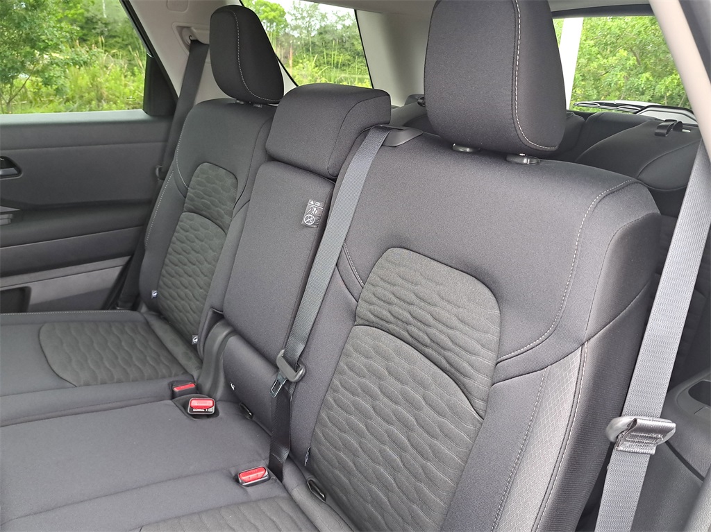 2025 Nissan Pathfinder SV photo 12