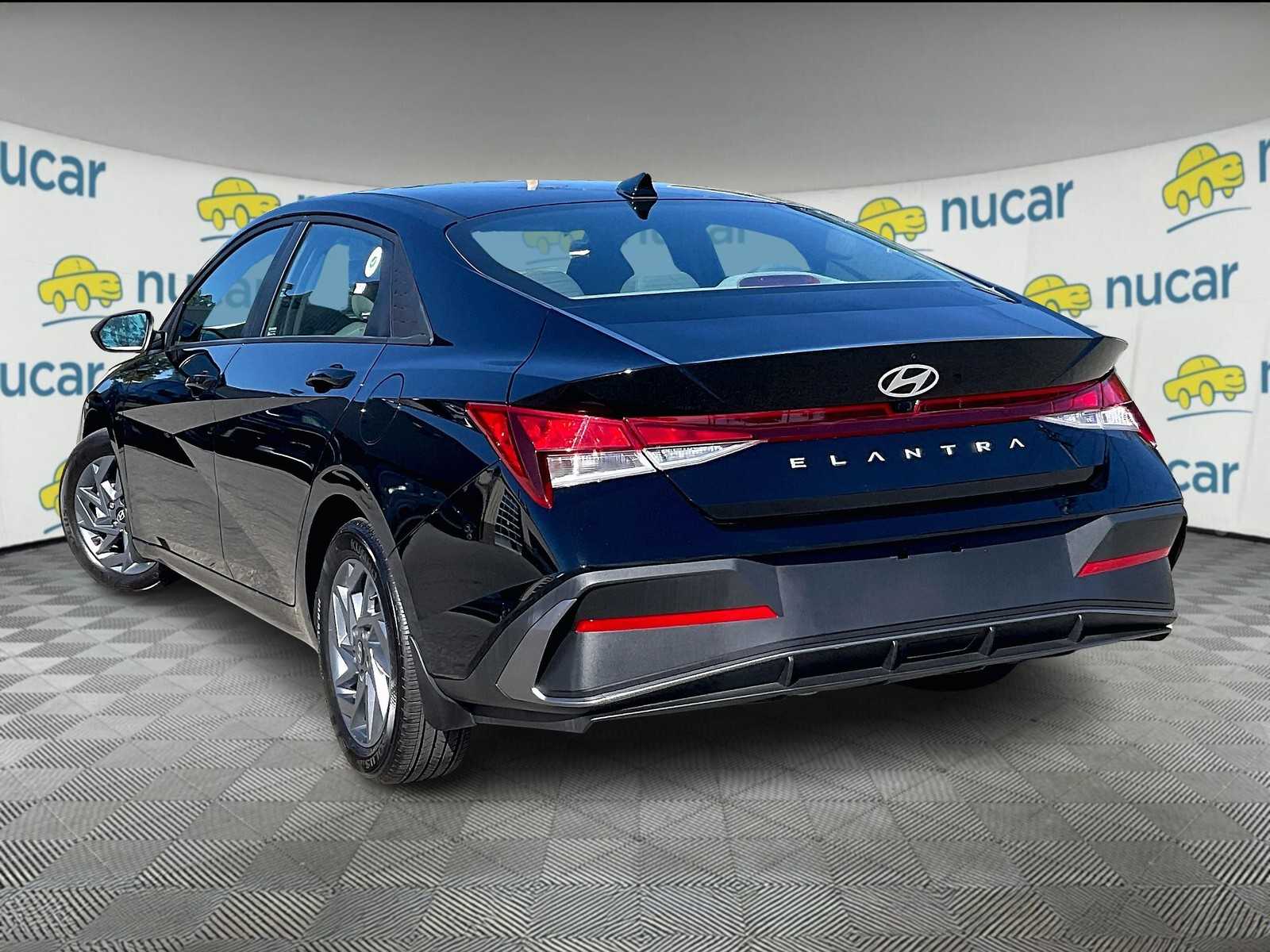 2024 Hyundai Elantra SEL photo 4