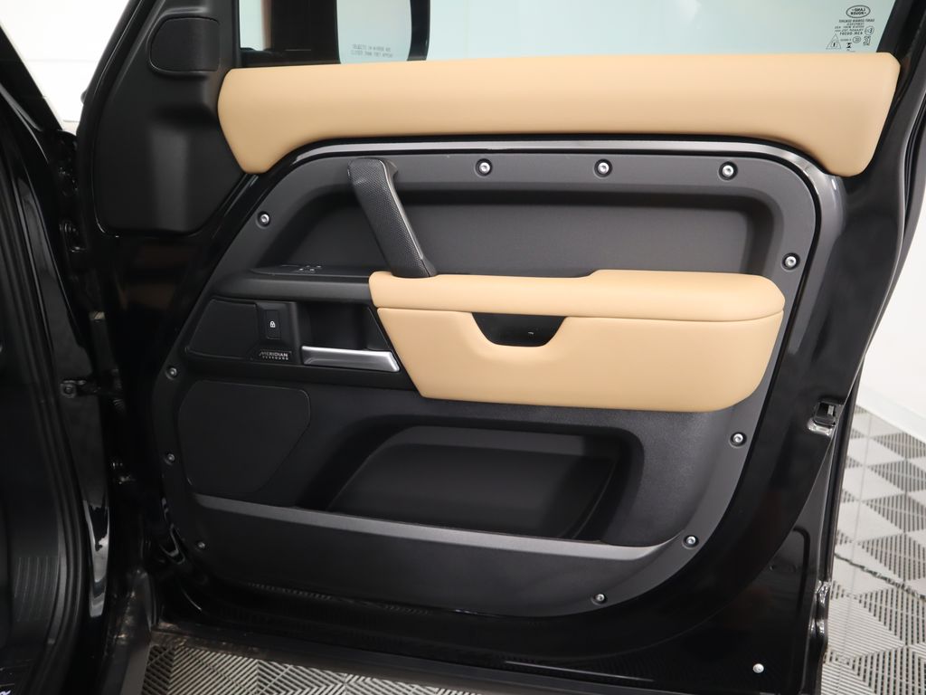 2025 Land Rover Defender 130 X photo 19