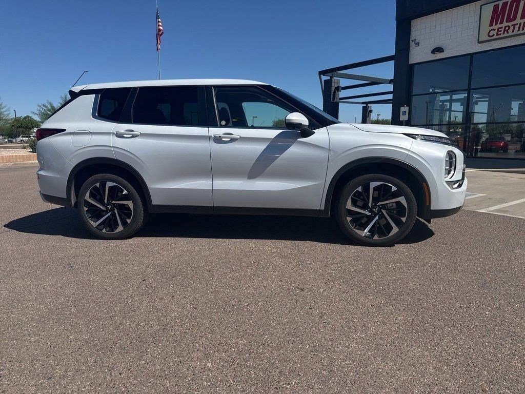 2024 Mitsubishi Outlander SE Black Edition photo 2