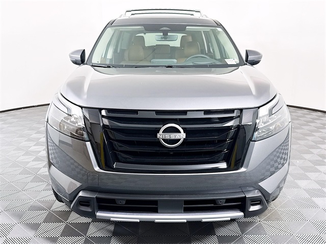 2025 Nissan Pathfinder Platinum photo 2