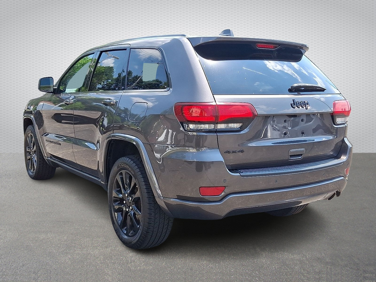 2019 Jeep Grand Cherokee Altitude photo 2