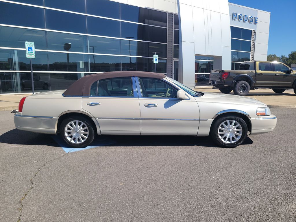 Used 2007 Lincoln Town Car Signature with VIN 1LNHM81V77Y617919 for sale in Morrilton, AR