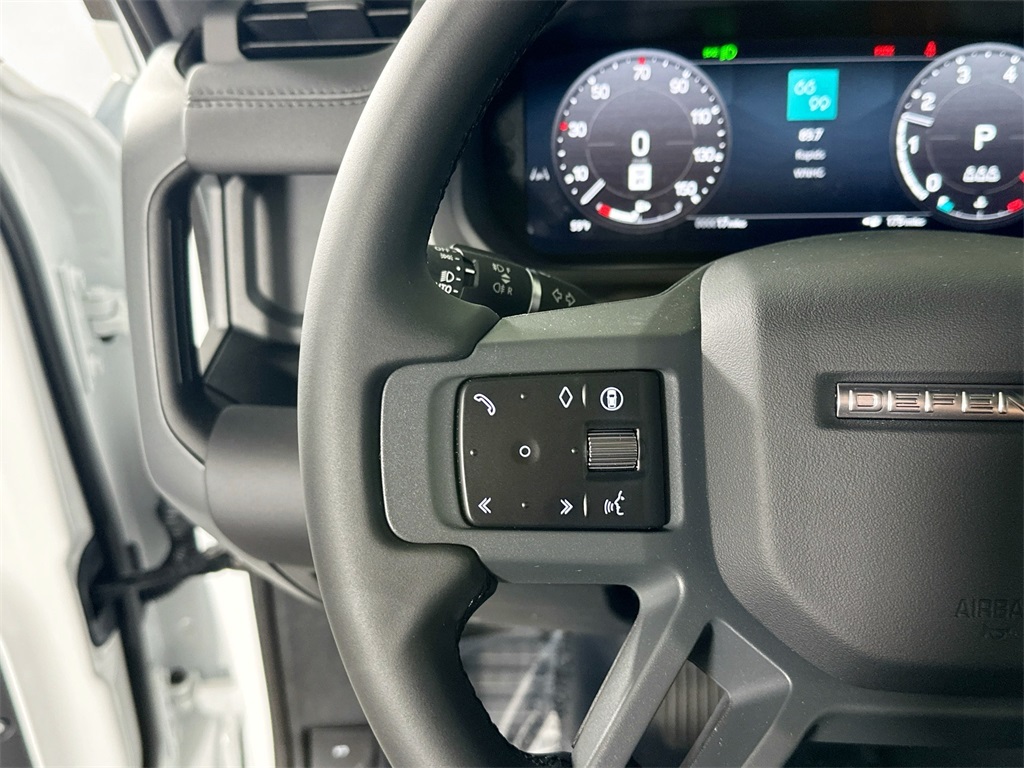 2025 Land Rover Defender 110 S photo 13