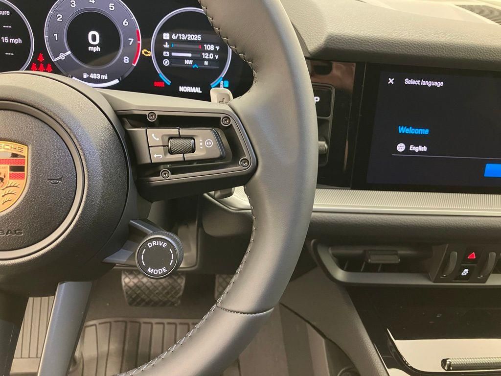 2025 Porsche Cayenne Base photo 19