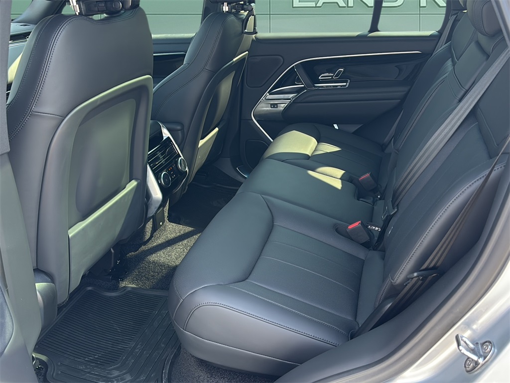 2025 Land Rover Range Rover SE photo 9