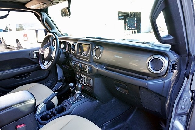 Used 2018 Silver Jeep Unlimited Sahara image 12