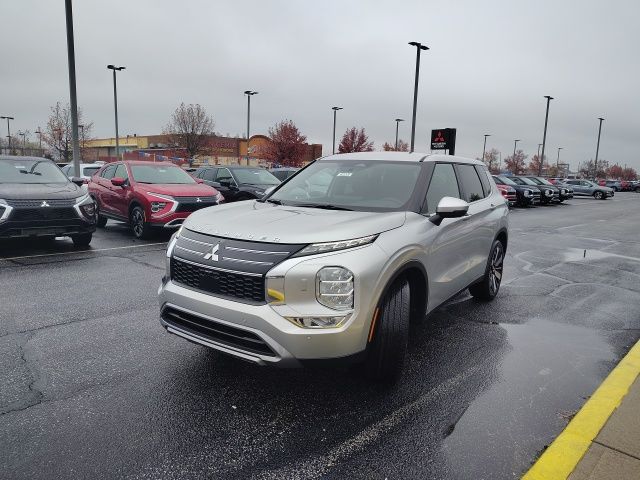 2025 Mitsubishi Outlander SE photo 2