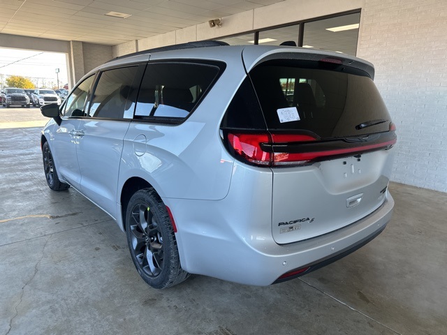 2026 Chrysler Pacifica Limited photo 3