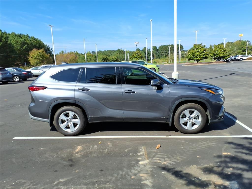 2022 Toyota Highlander Hybrid LE photo 2