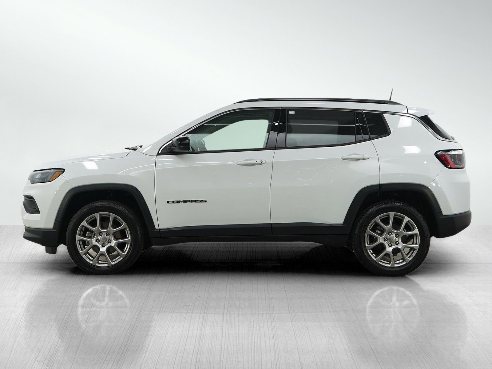 Used 2022 Jeep Compass Latitude Lux with VIN 3C4NJDFB1NT203234 for sale in Burnsville, Minnesota