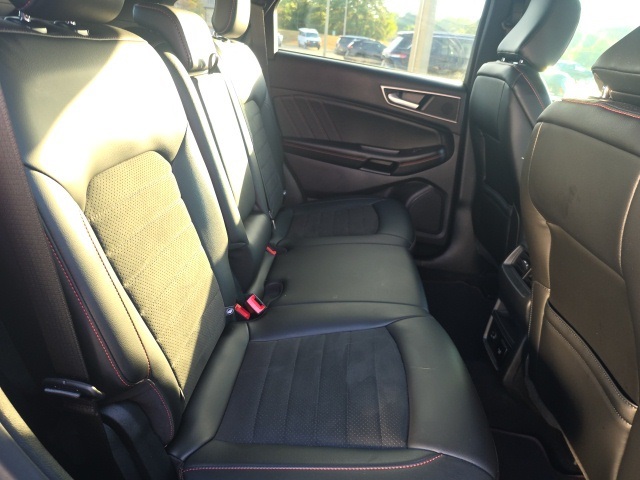 2022 Ford Edge ST photo 13