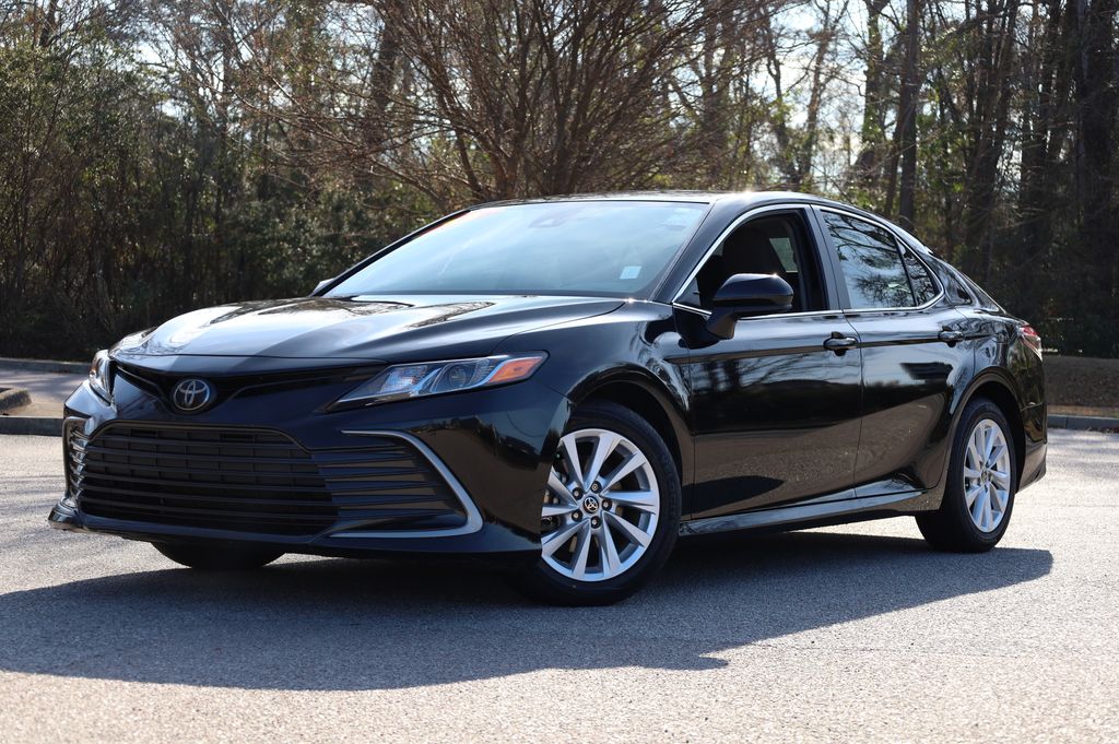 2023 Toyota Camry LE's photo