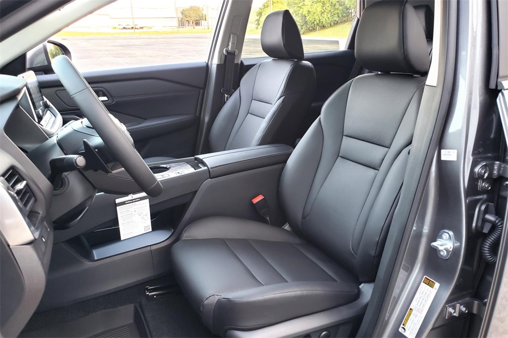 2025 Nissan Rogue SV photo 8