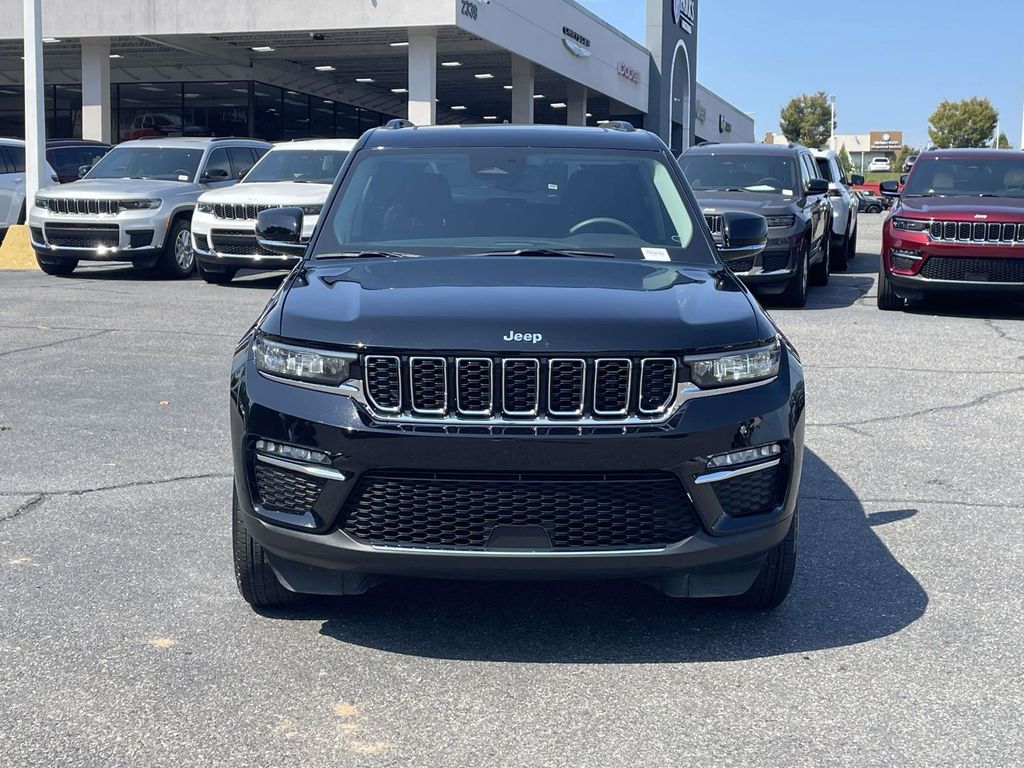 2023 Jeep Cherokee Base photo 2