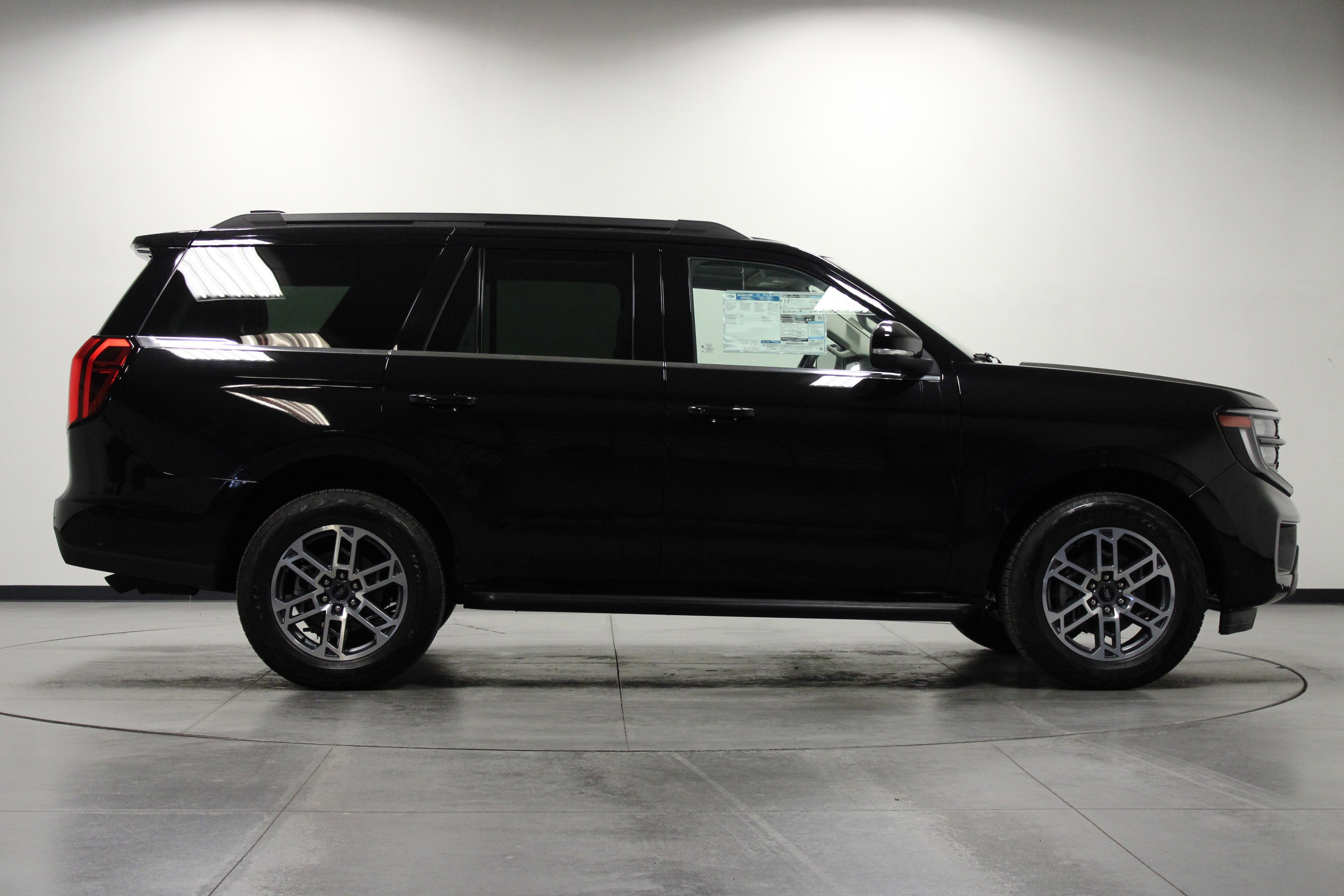 2025 Ford Expedition photo 2