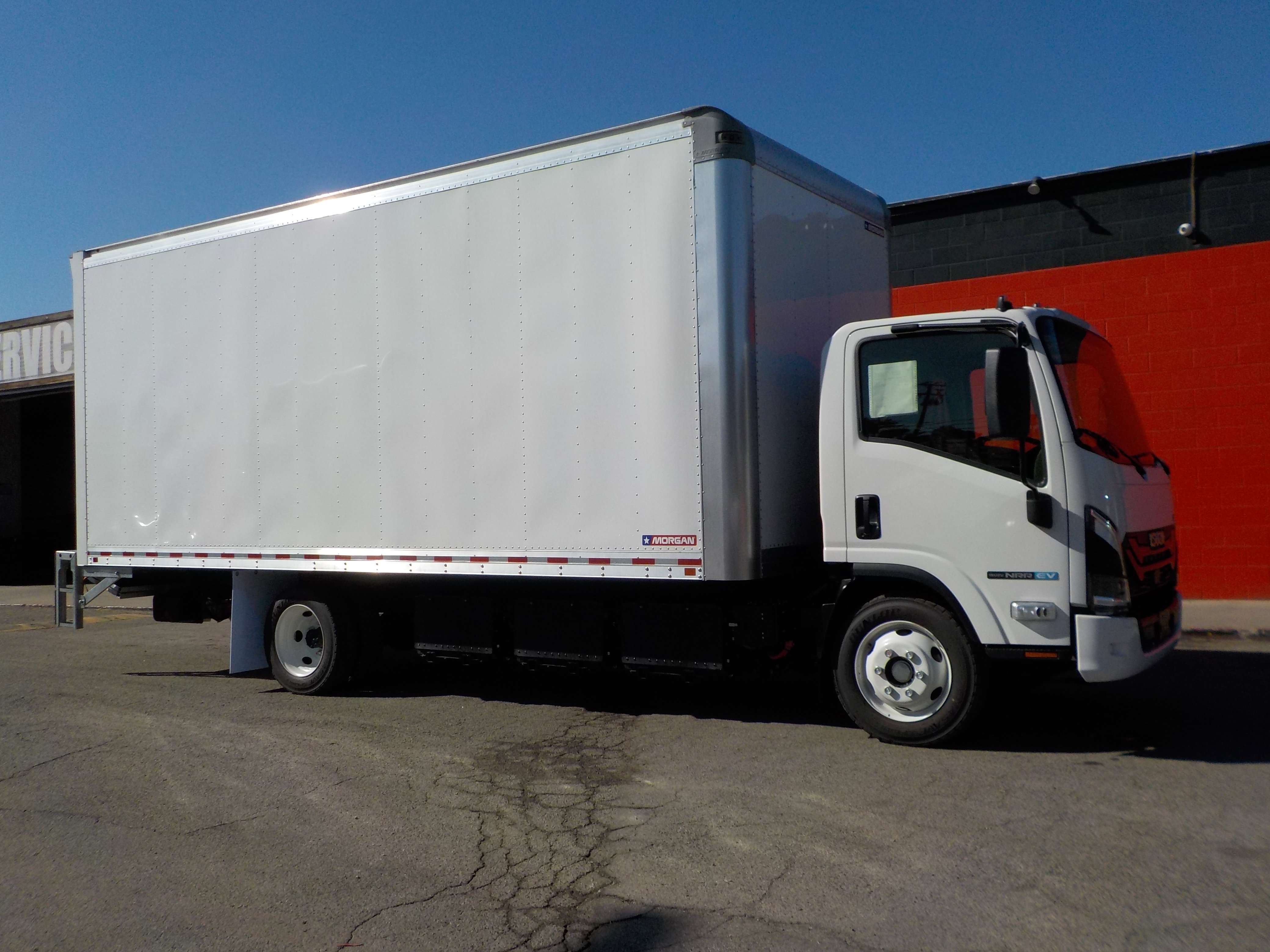 2025 Isuzu NRR photo 2