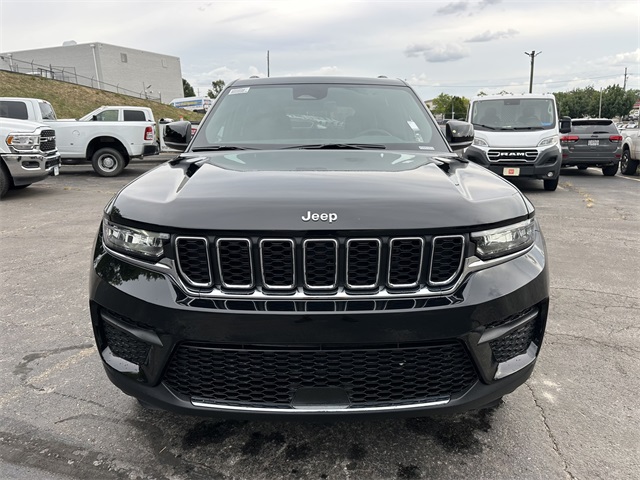 2025 Jeep Grand Cherokee Laredo photo 3
