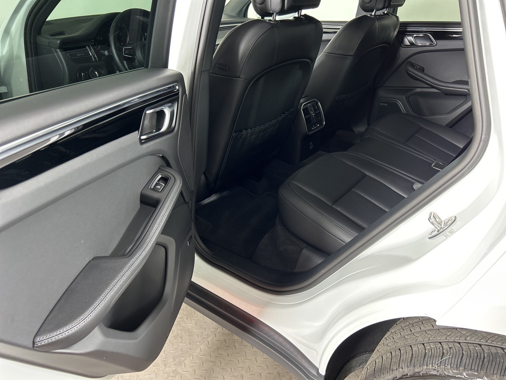 2025 Porsche Macan Base photo 17