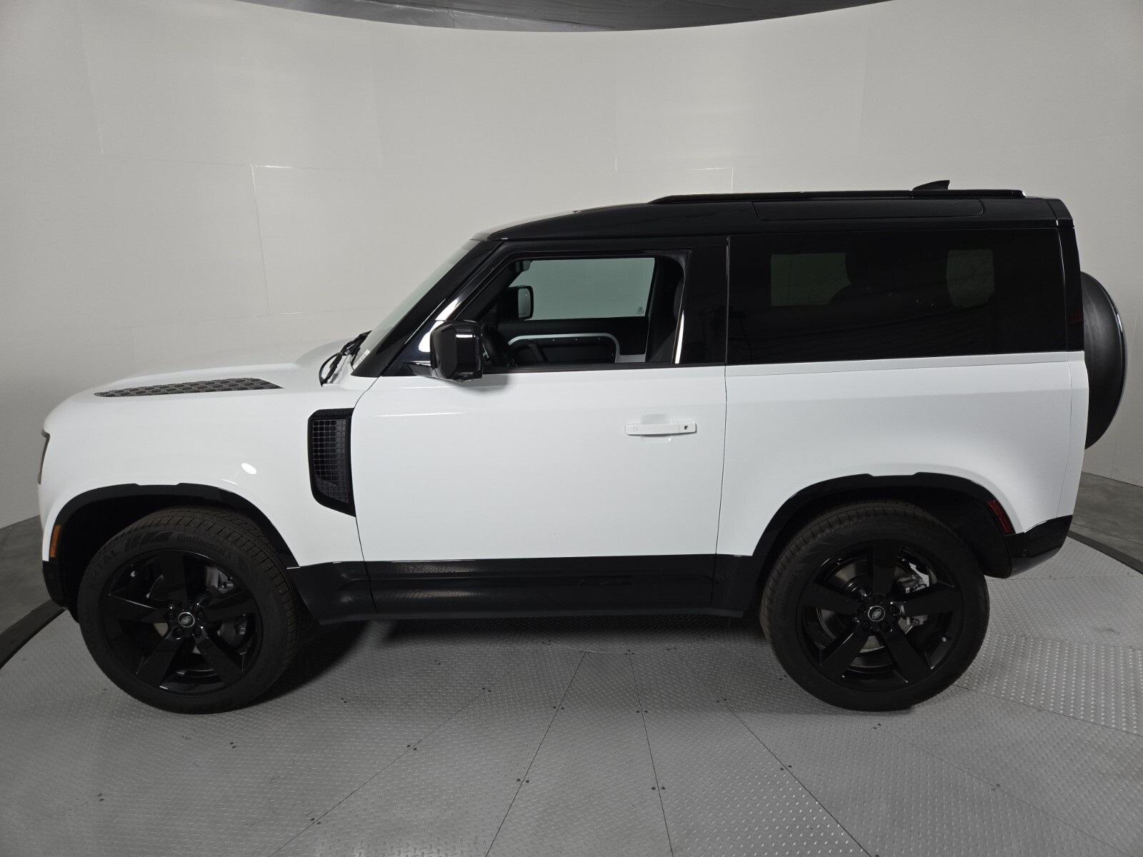 2025 Land Rover Defender 90 X-Dynamic SE photo 5