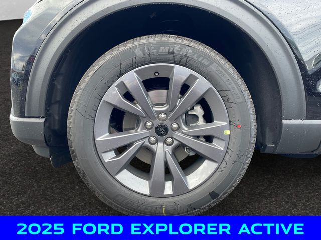 2025 Ford Explorer photo 14