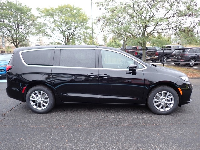 2026 Chrysler Pacifica photo 6