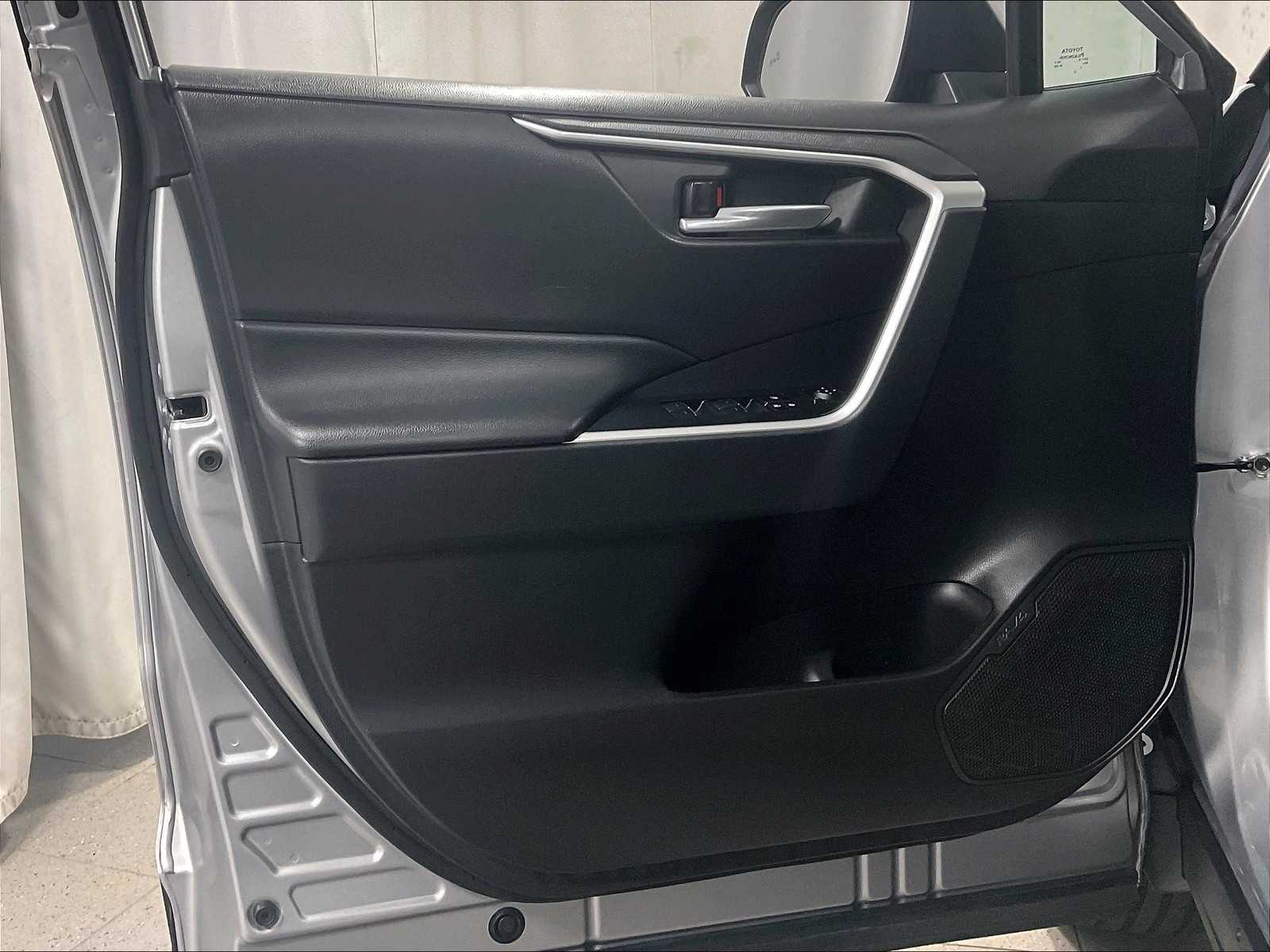 2023 Toyota RAV4 XLE photo 9