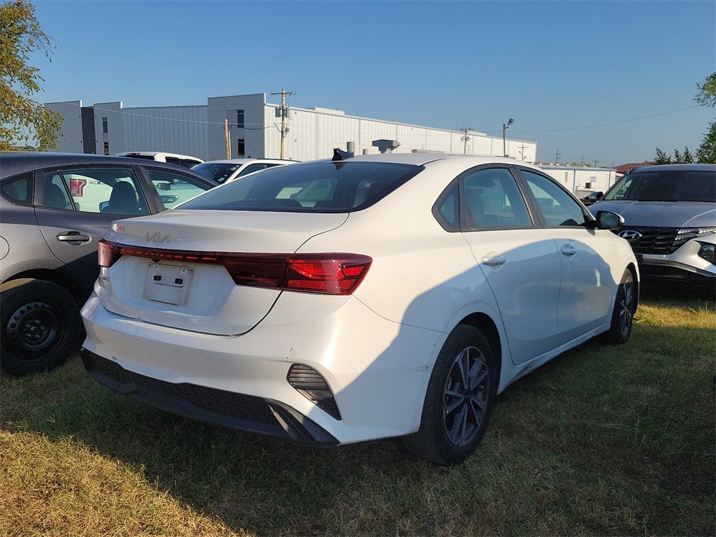 2022 Kia Forte LXS photo 3