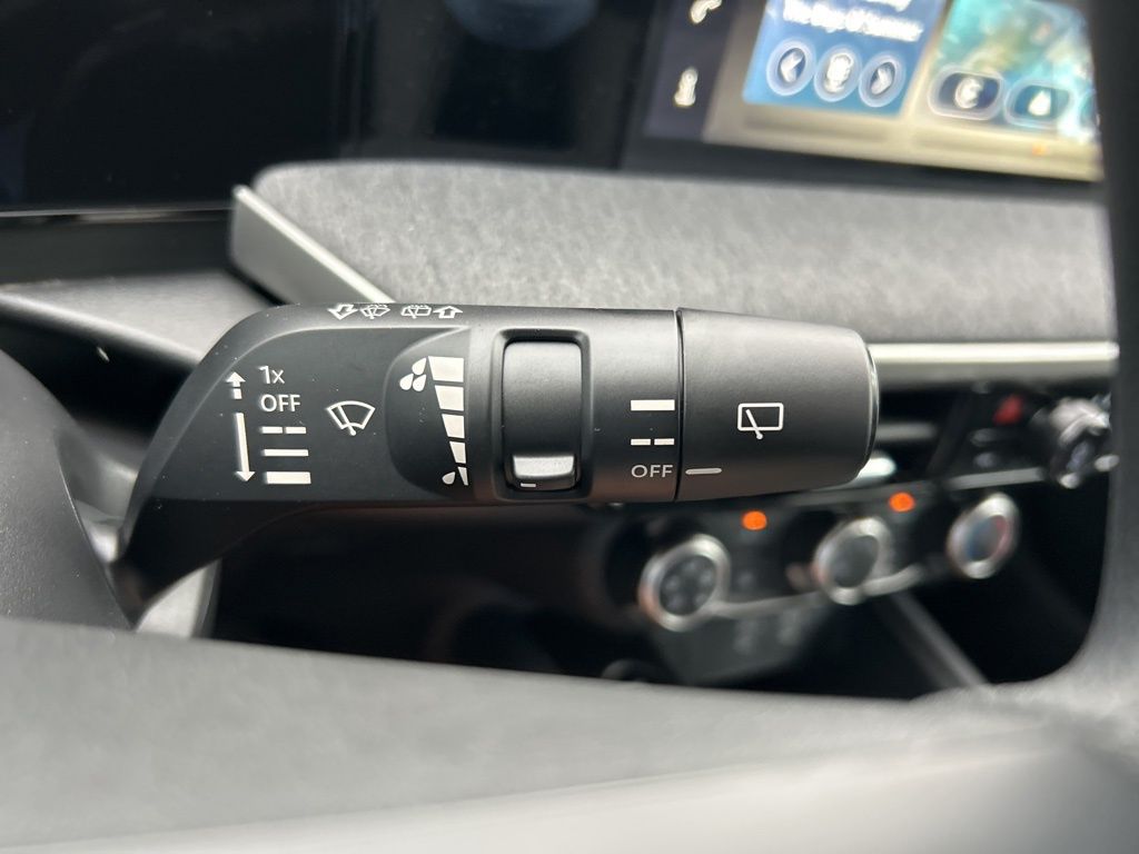 2025 Nissan Kicks SV photo 19
