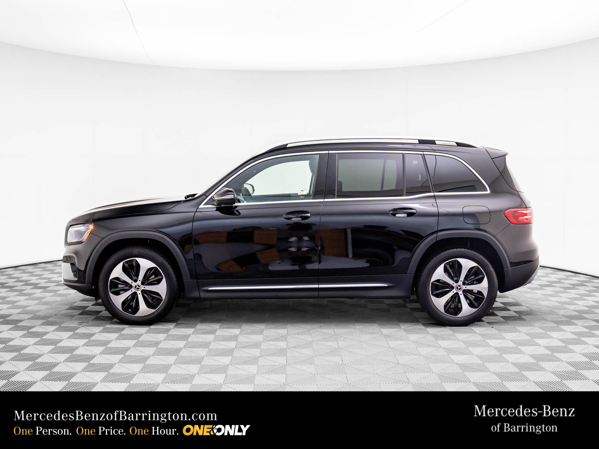2026 Mercedes Benz GLB 250 4MATIC photo 2