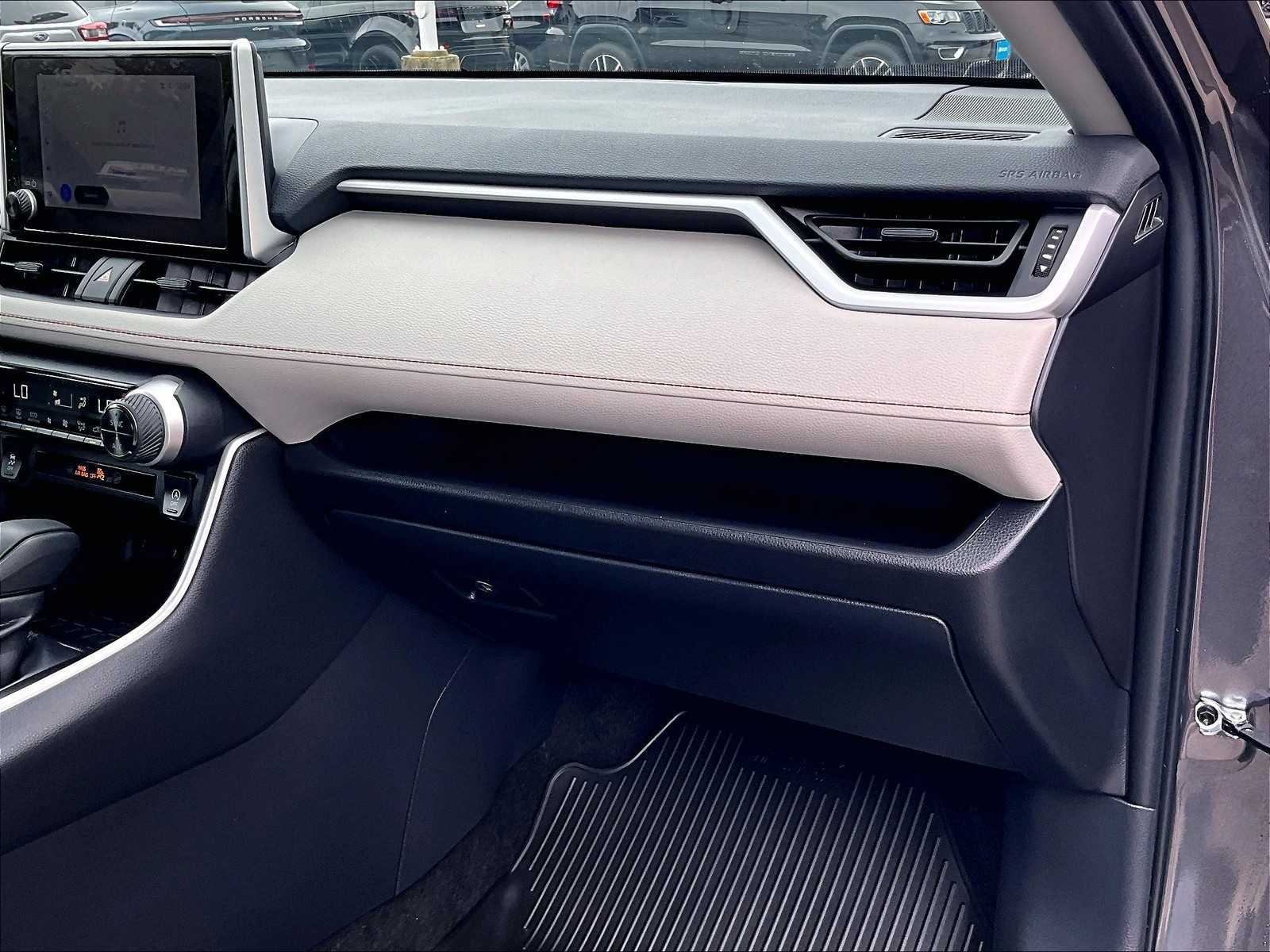 2025 Toyota RAV4 XLE photo 13
