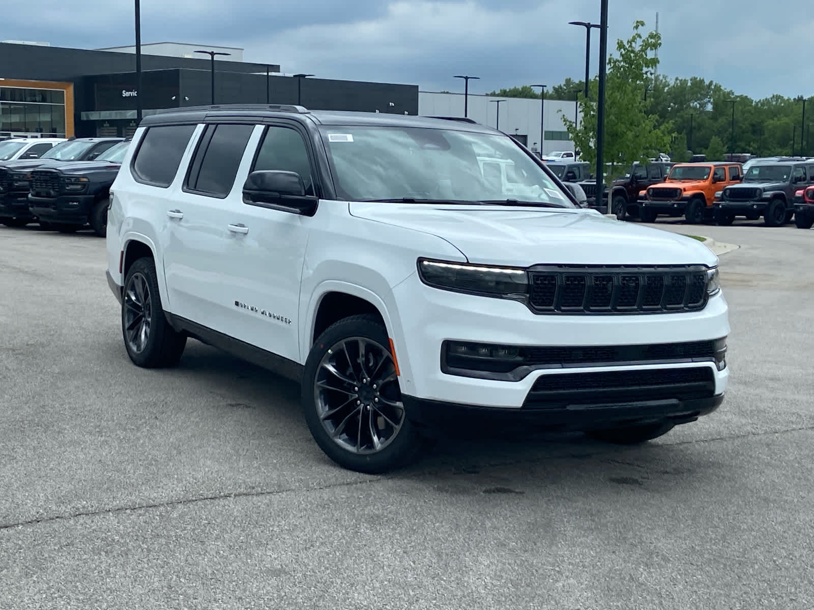 2025 Jeep Grand Wagoneer L II Obsidian photo 2