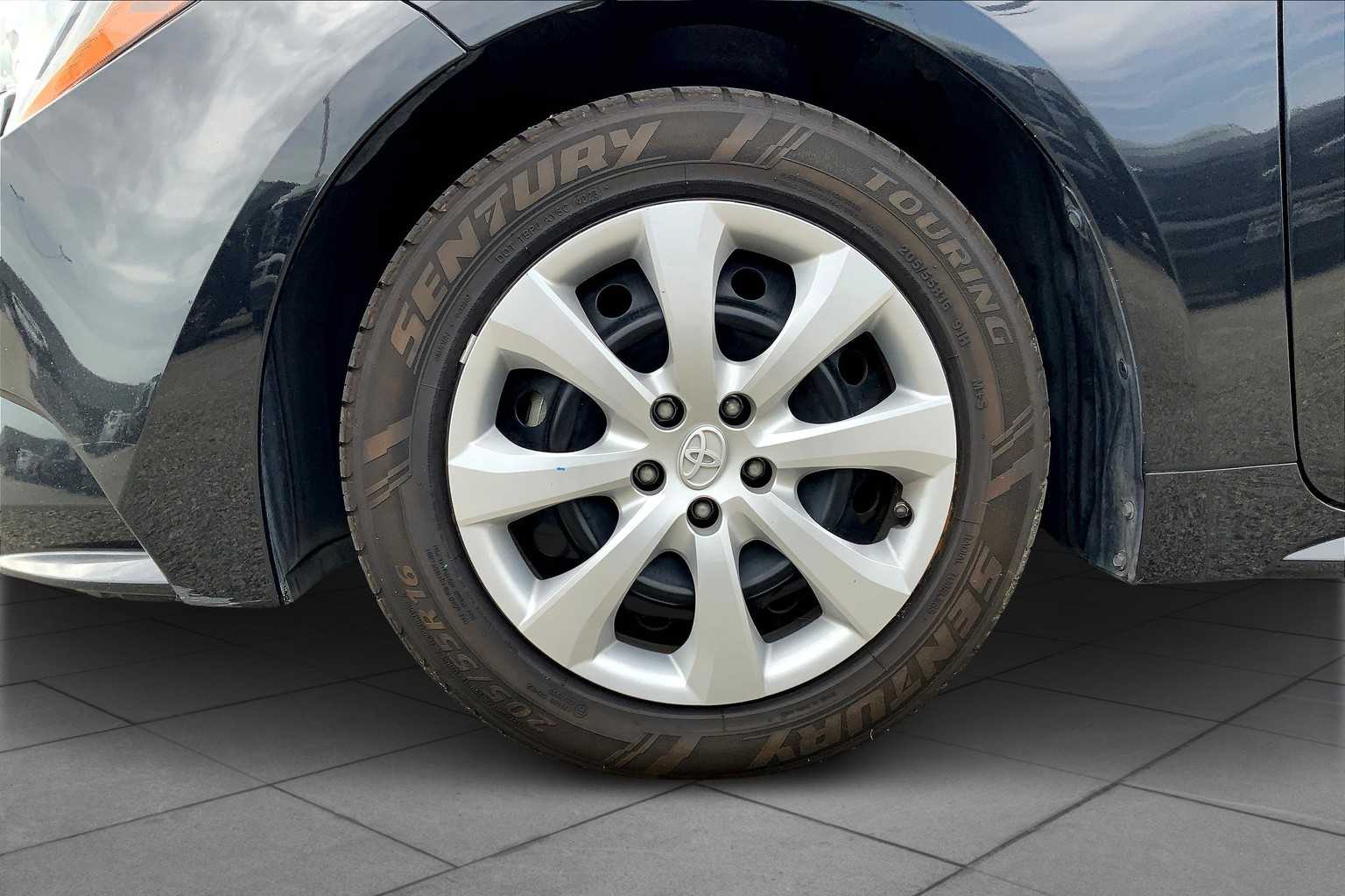 2022 Toyota Corolla LE photo 18