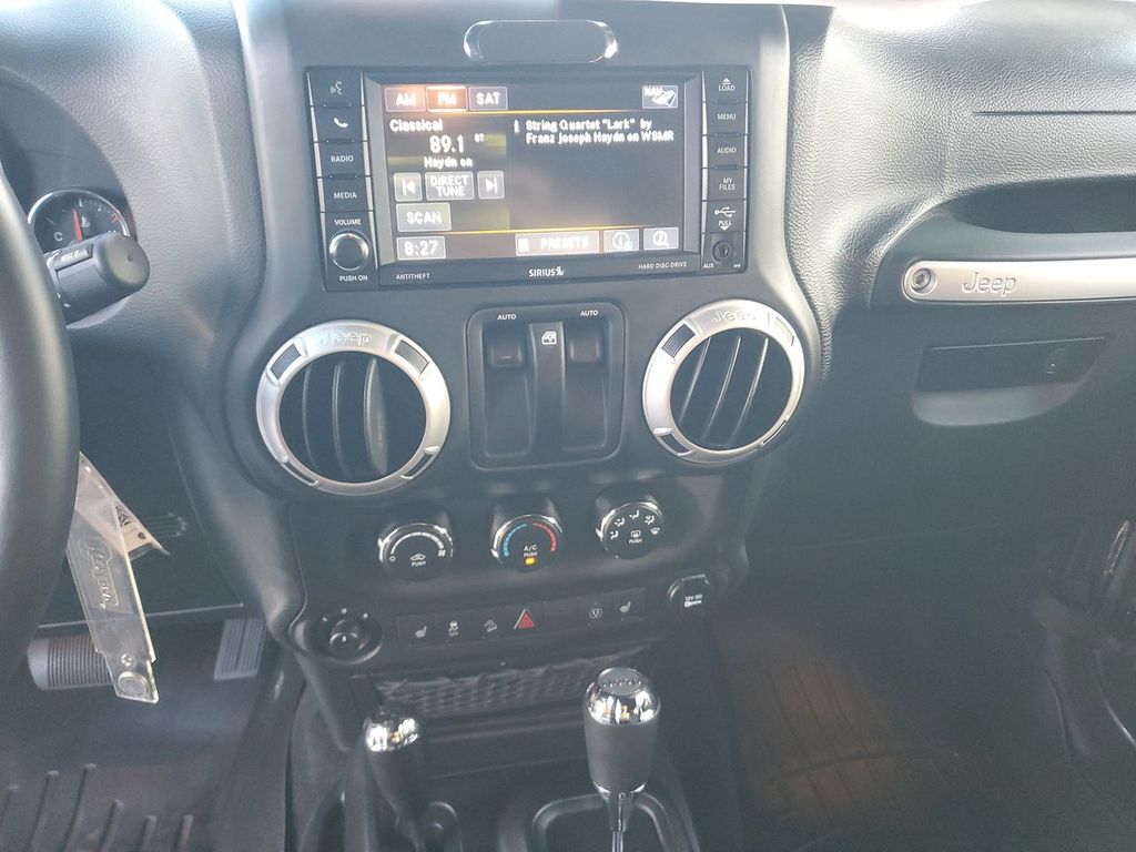 2018 Jeep Wrangler Sahara photo 24