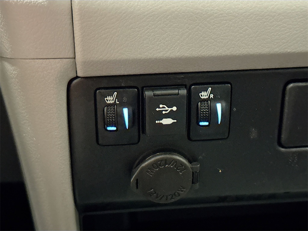 2020 Toyota Sienna XLE photo 32