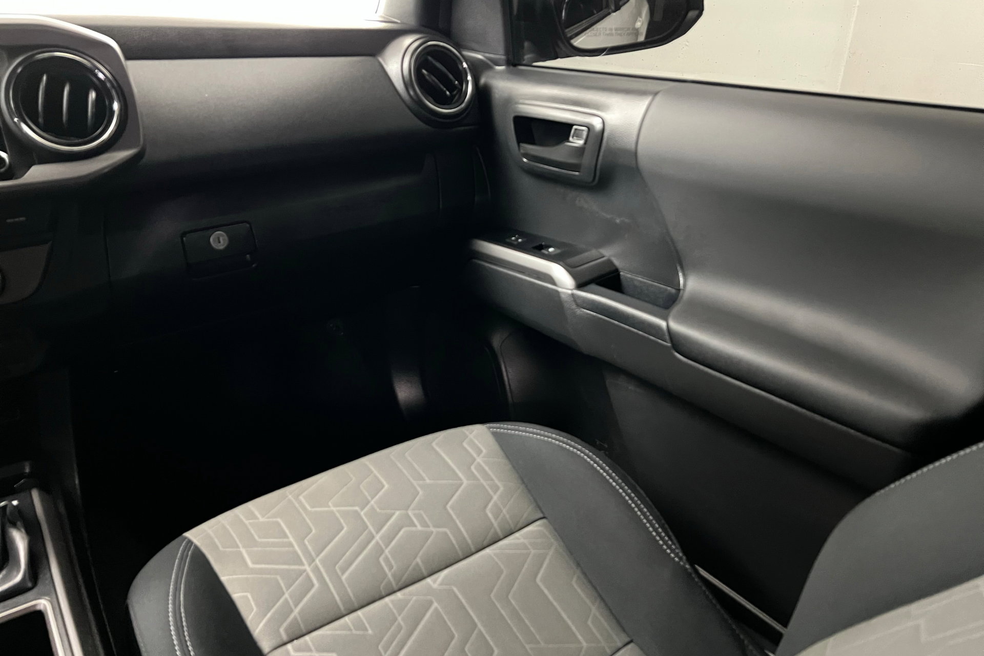2023 Toyota Tacoma TRD Off-Road photo 10