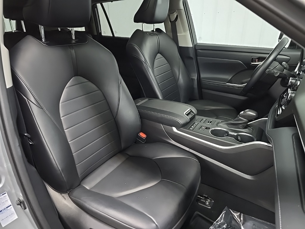 2021 Toyota Highlander XLE photo 13