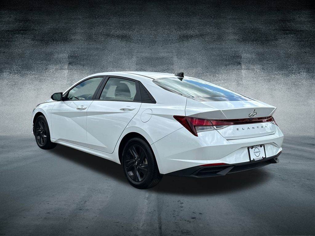 2023 Hyundai Elantra SEL photo 2