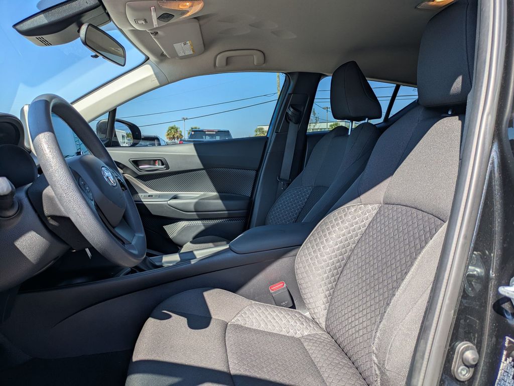 2021 Toyota C-HR LE photo 11