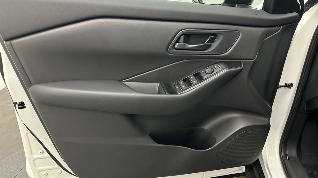 2025 Nissan Rogue S photo 17