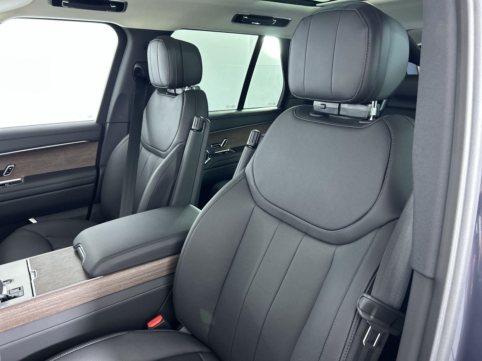 2025 Land Rover Range Rover SE photo 23