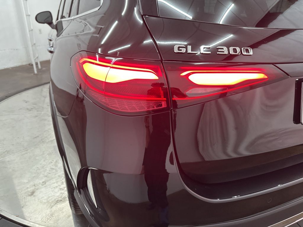 2025 Mercedes Benz GLC 300 photo 18