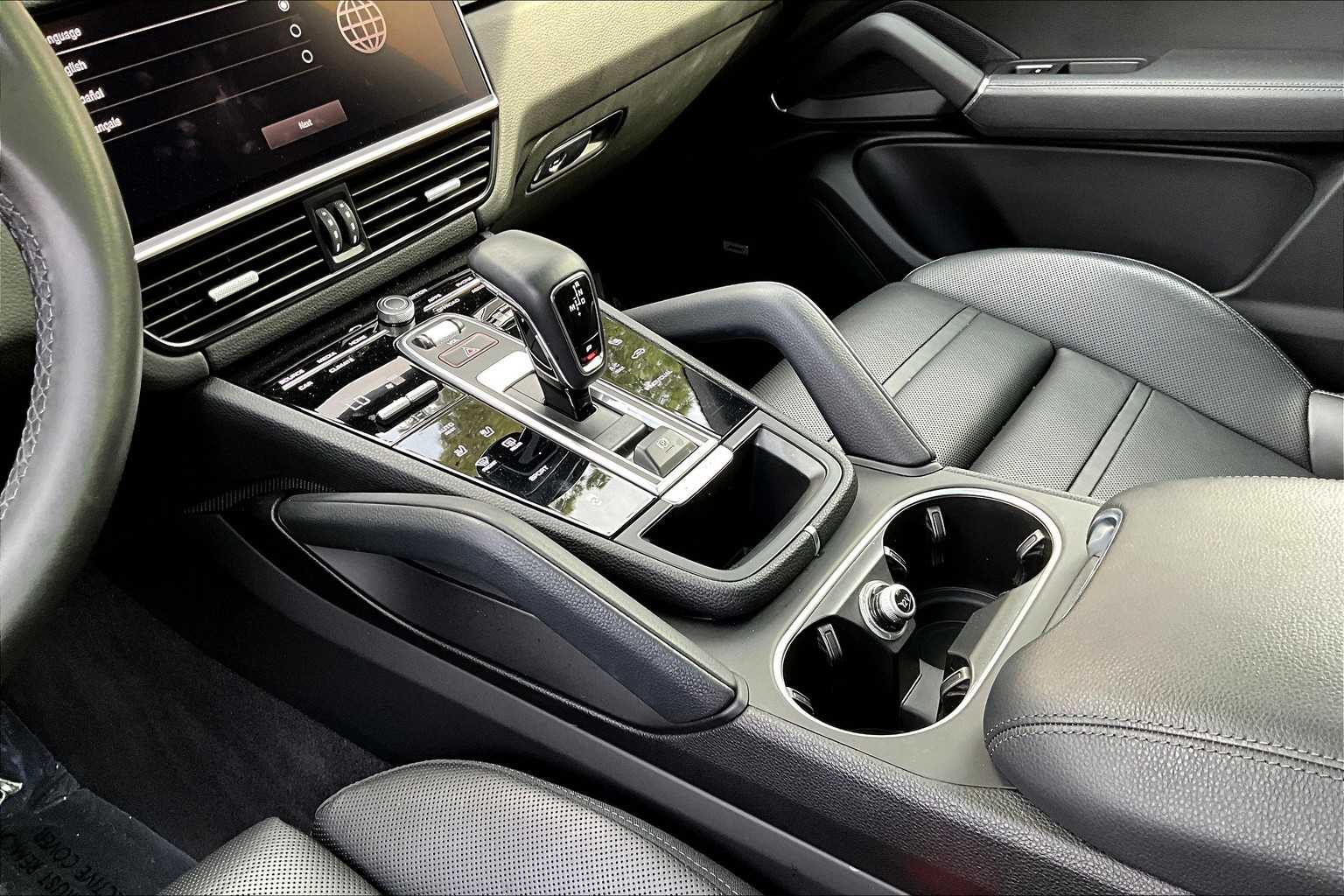 2023 Porsche Cayenne Turbo photo 16