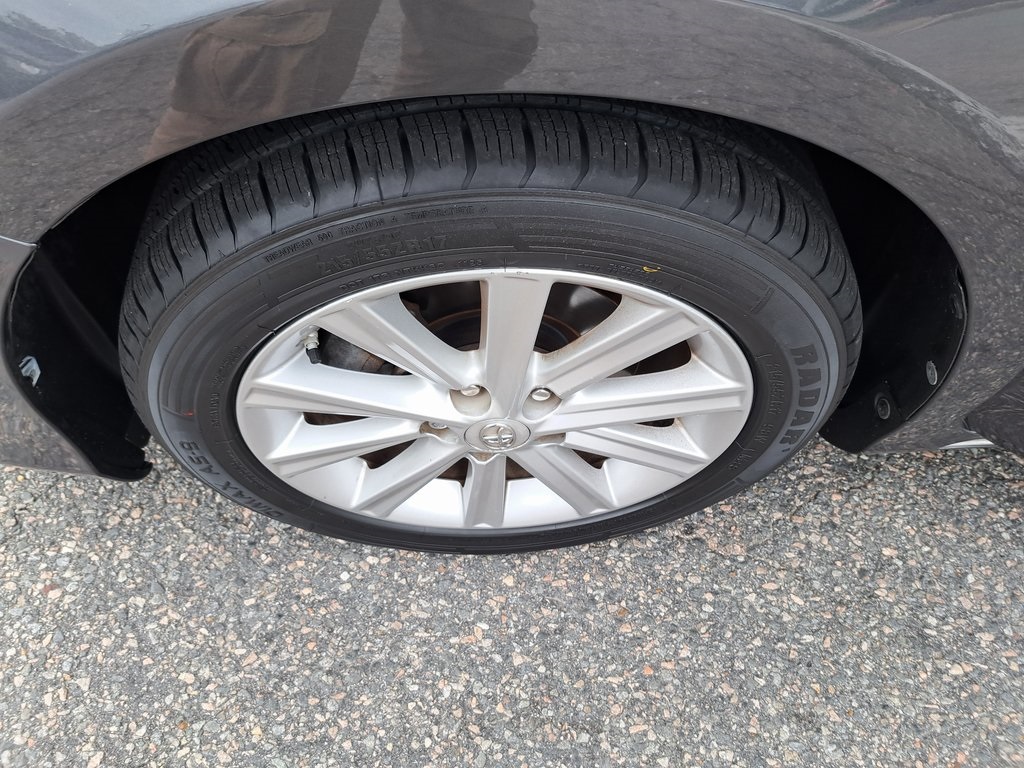 2012 Toyota Camry XLE photo 24
