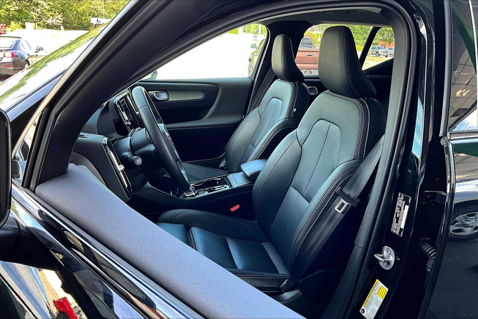2025 Volvo XC40 Plus photo 8