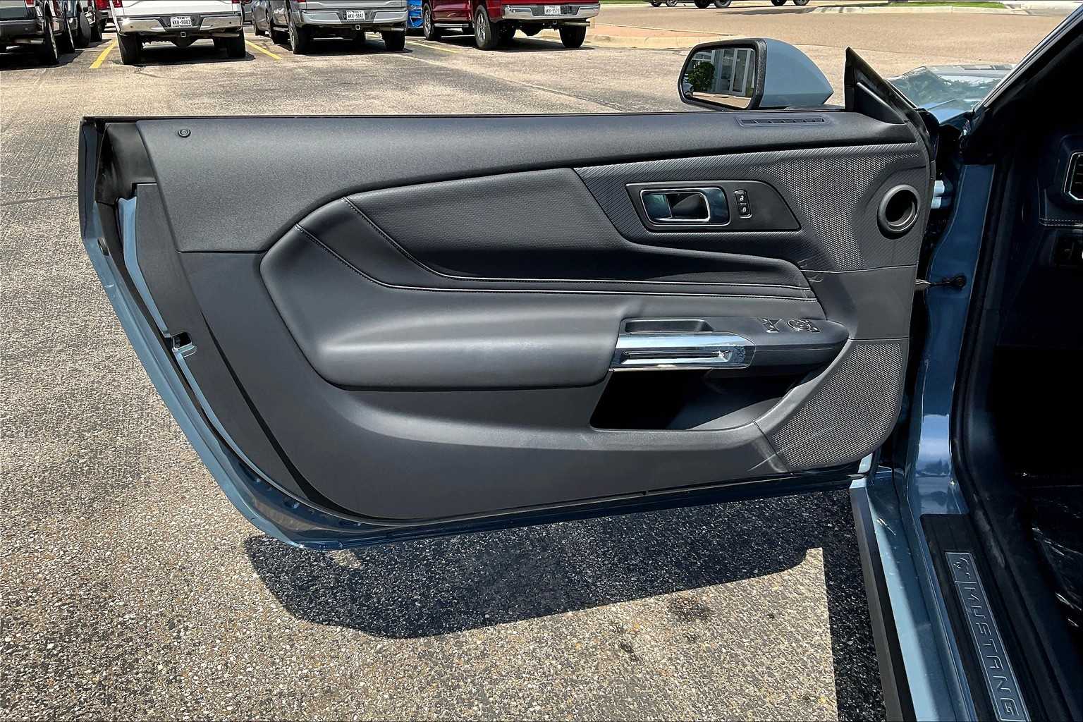 2025 Ford Mustang EcoBoost Premium photo 9