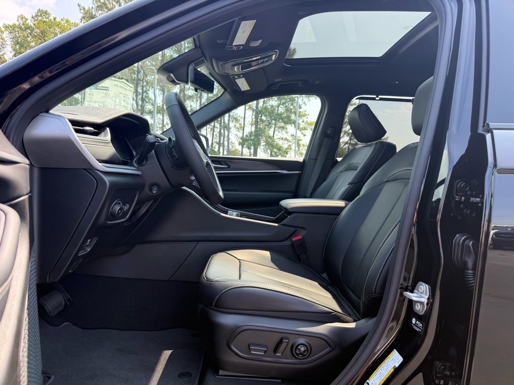 2025 Jeep Grand Cherokee Limited photo 4
