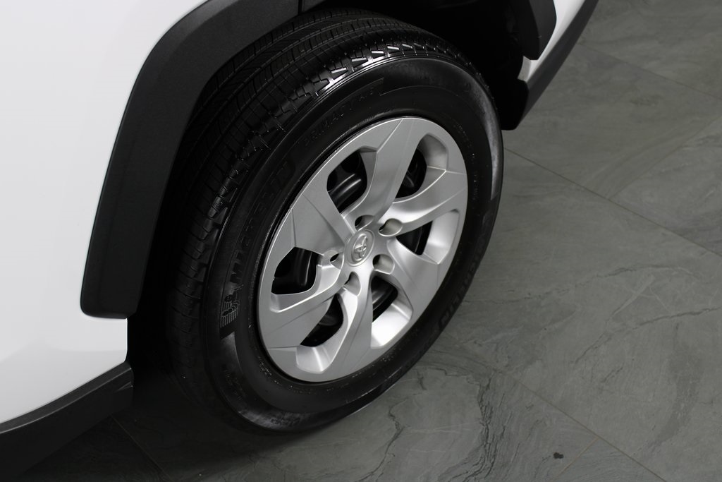 2023 Toyota RAV4 LE photo 3