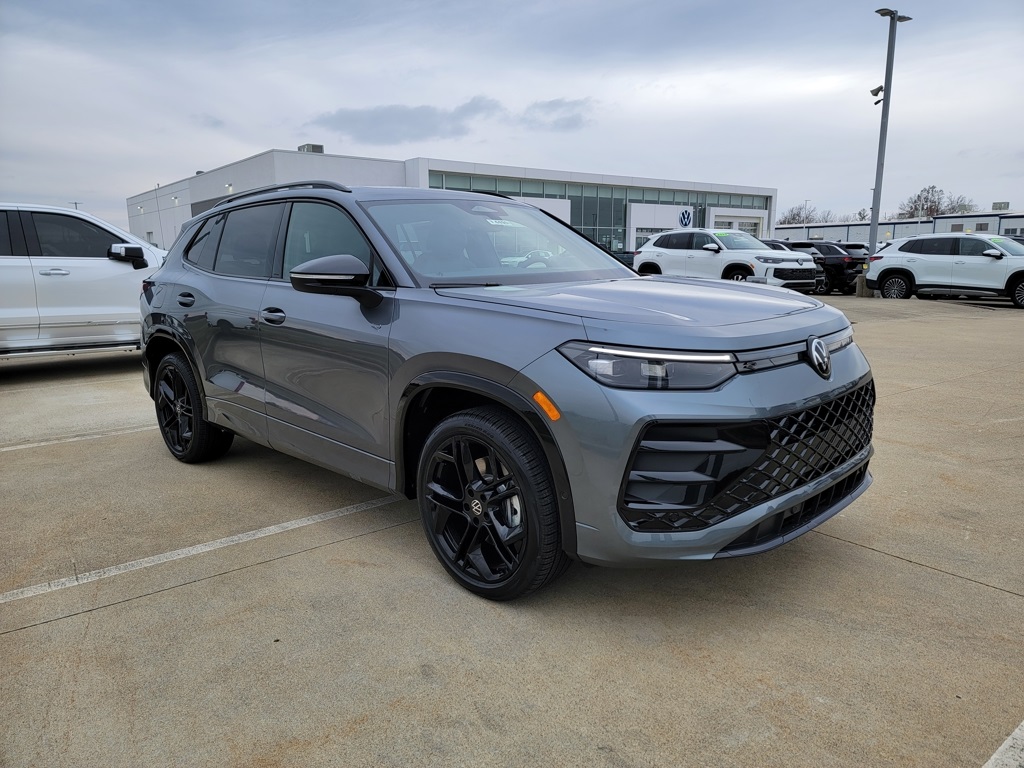 2026 Volkswagen Tiguan SE R-LINE BLACK's photo